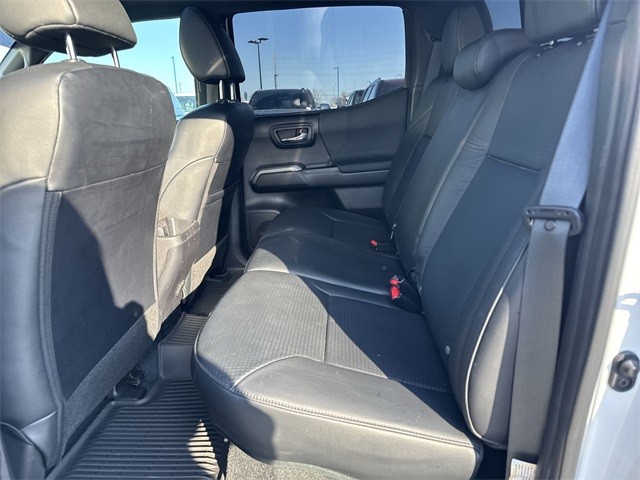 Toyota Tacoma 4WD Vehicle Full-screen Gallery Image 29