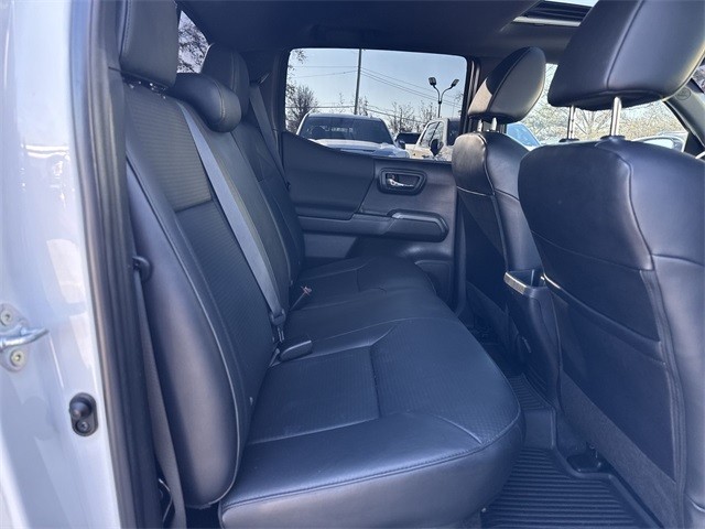 Toyota Tacoma 4WD Vehicle Full-screen Gallery Image 31