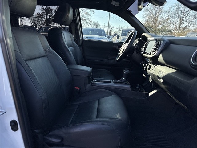 Toyota Tacoma 4WD Vehicle Full-screen Gallery Image 32