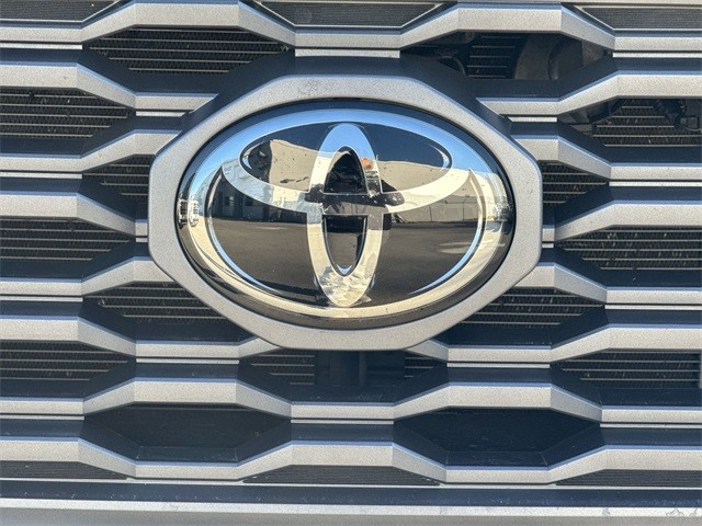 Toyota Tacoma 4WD Vehicle Full-screen Gallery Image 35