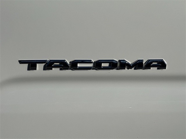 Toyota Tacoma 4WD Vehicle Full-screen Gallery Image 36