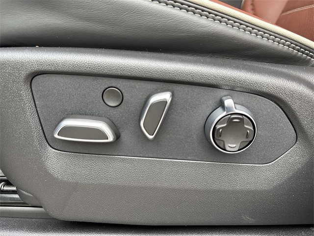 GMC Sierra 3500HD Vehicle Full-screen Gallery Image 12