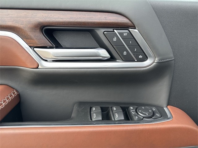 GMC Sierra 3500HD Vehicle Full-screen Gallery Image 13