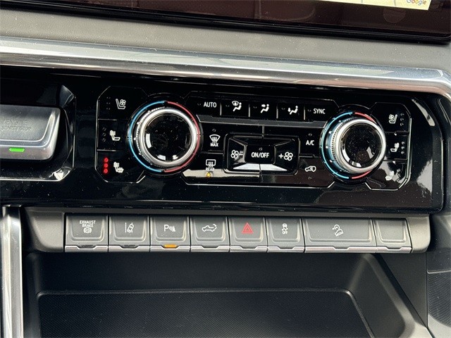 GMC Sierra 3500HD Vehicle Full-screen Gallery Image 19