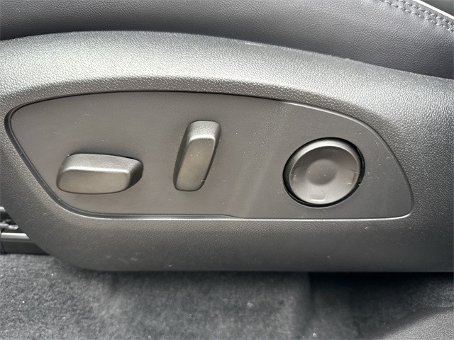 GMC Acadia Vehicle Full-screen Gallery Image 12