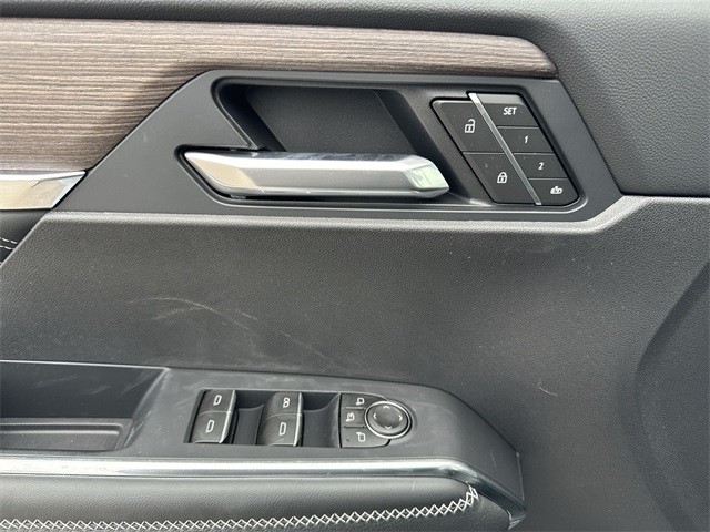 GMC Acadia Vehicle Full-screen Gallery Image 13