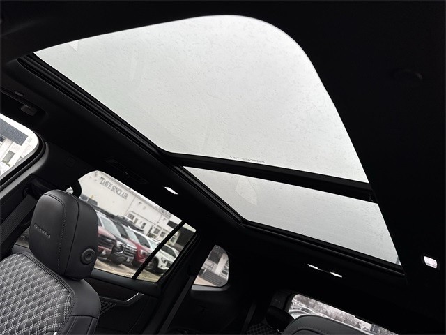 GMC Acadia Vehicle Full-screen Gallery Image 22