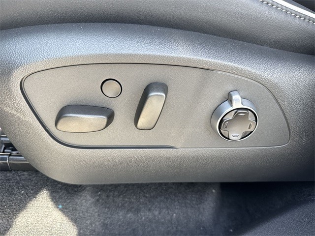 Buick Enclave Vehicle Full-screen Gallery Image 12