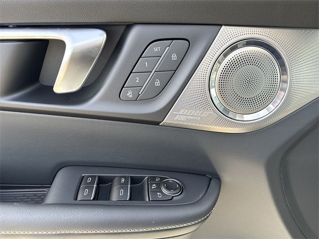 Buick Enclave Vehicle Full-screen Gallery Image 13