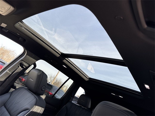 Buick Enclave Vehicle Full-screen Gallery Image 22