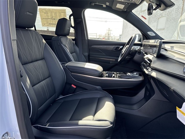 Buick Enclave Vehicle Full-screen Gallery Image 26