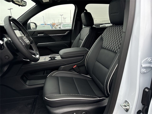 GMC Acadia Vehicle Full-screen Gallery Image 11