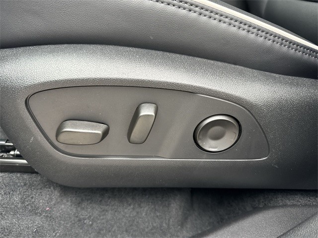 GMC Acadia Vehicle Full-screen Gallery Image 12