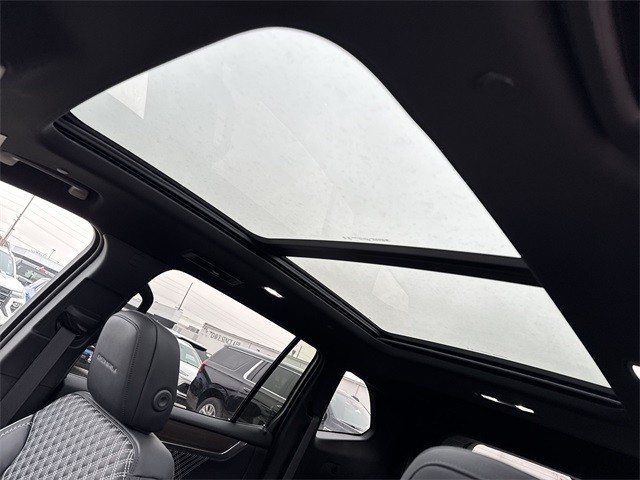 GMC Acadia Vehicle Full-screen Gallery Image 22