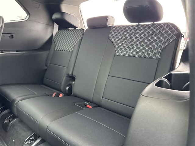 GMC Acadia Vehicle Full-screen Gallery Image 24