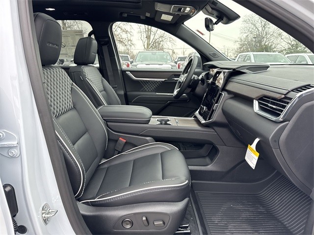 GMC Acadia Vehicle Full-screen Gallery Image 26