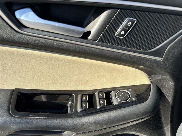 Ford Edge Vehicle Full-screen Gallery Image 27