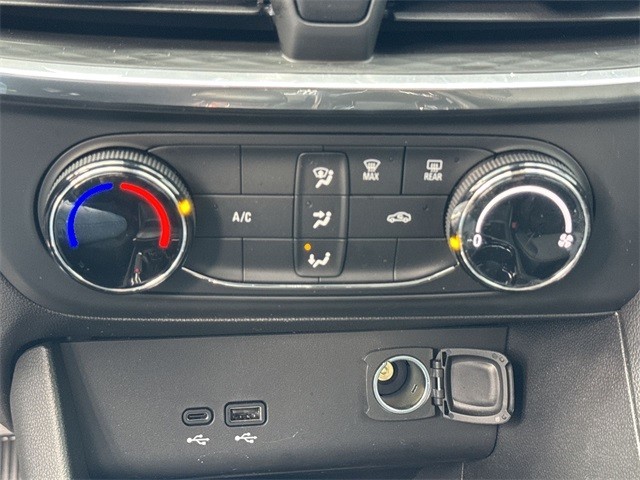 Buick Encore GX Vehicle Full-screen Gallery Image 17