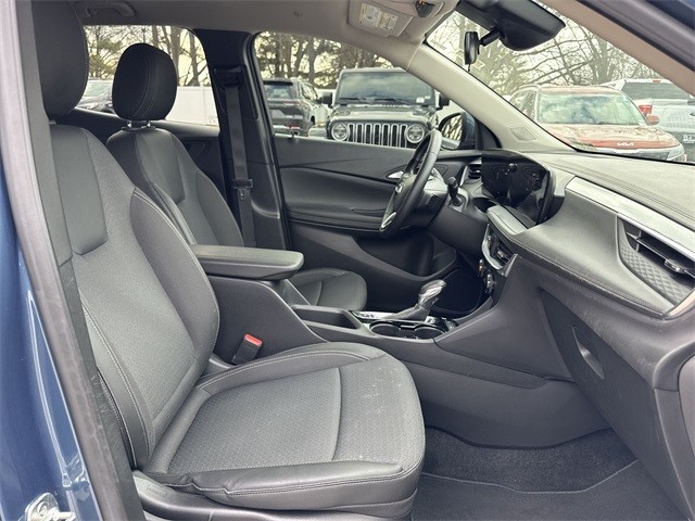 Buick Encore GX Vehicle Full-screen Gallery Image 25