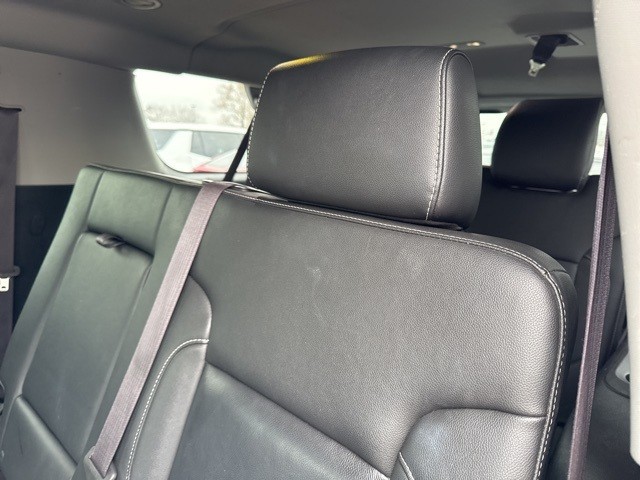 Chevrolet Suburban Vehicle Full-screen Gallery Image 09