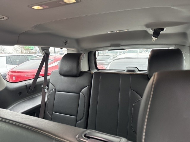 Chevrolet Suburban Vehicle Full-screen Gallery Image 10