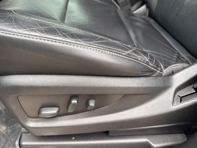 Chevrolet Suburban Vehicle Full-screen Gallery Image 17