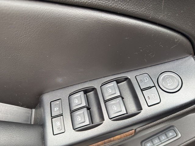 Chevrolet Suburban Vehicle Full-screen Gallery Image 18