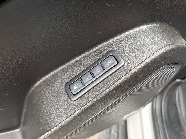 Chevrolet Suburban Vehicle Full-screen Gallery Image 19