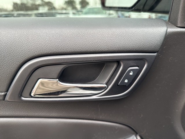 Chevrolet Suburban Vehicle Full-screen Gallery Image 20