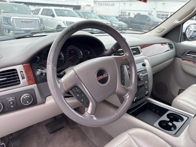 GMC Yukon XL Vehicle Full-screen Gallery Image 11