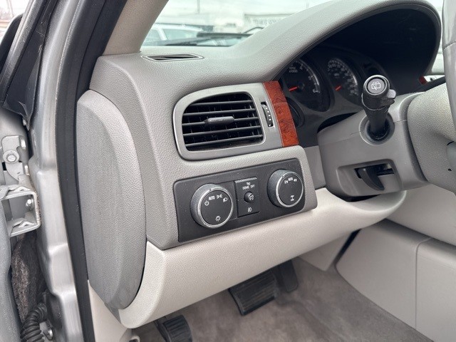 GMC Yukon XL Vehicle Full-screen Gallery Image 13