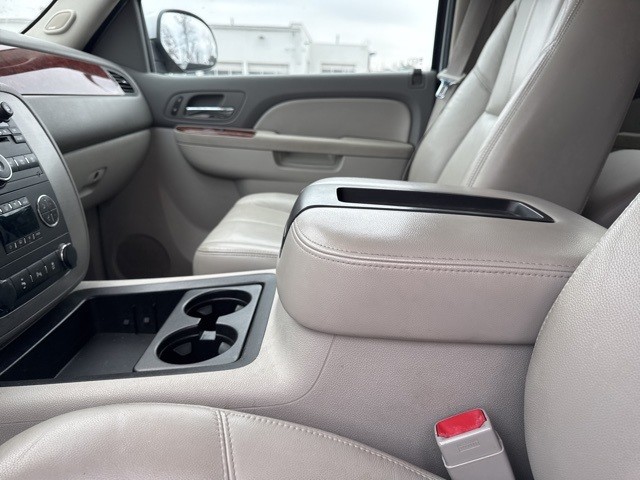 GMC Yukon XL Vehicle Full-screen Gallery Image 15