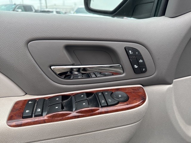 GMC Yukon XL Vehicle Full-screen Gallery Image 19