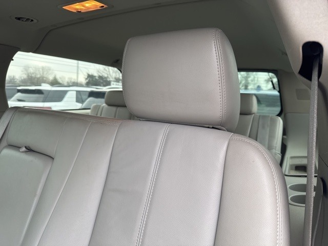 GMC Yukon XL Vehicle Full-screen Gallery Image 21