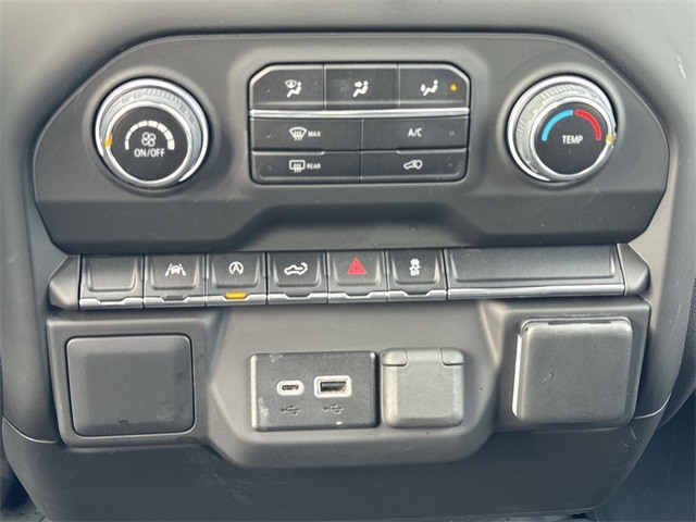 Chevrolet Silverado 1500 Vehicle Full-screen Gallery Image 17