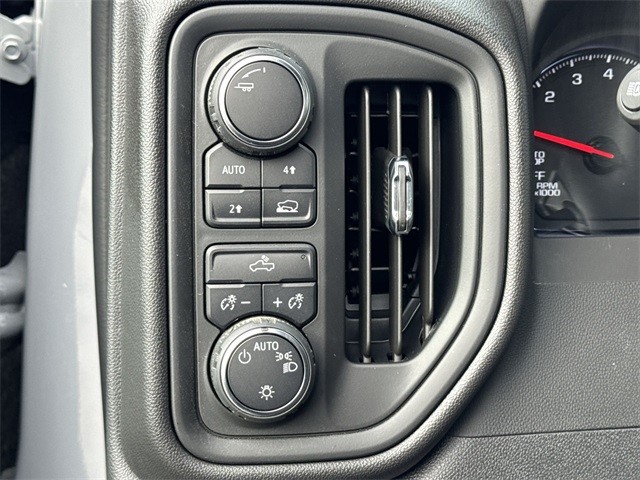 Chevrolet Silverado 1500 Vehicle Full-screen Gallery Image 33