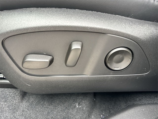 GMC Acadia Vehicle Full-screen Gallery Image 12