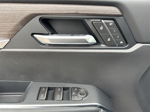 GMC Acadia Vehicle Full-screen Gallery Image 13