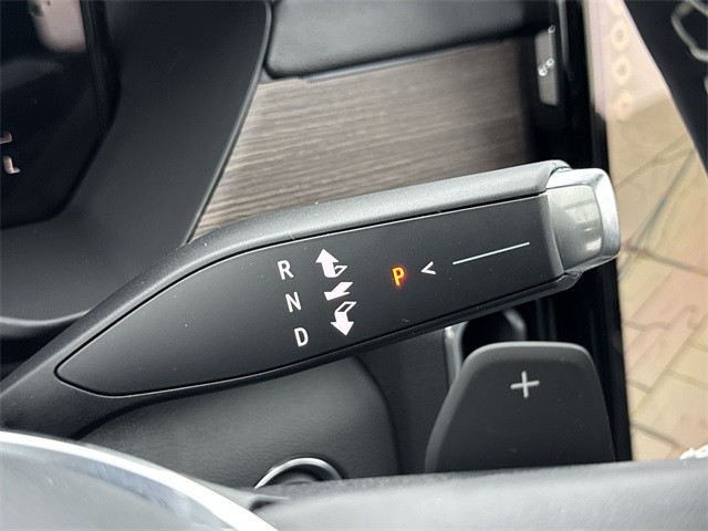 GMC Acadia Vehicle Full-screen Gallery Image 20