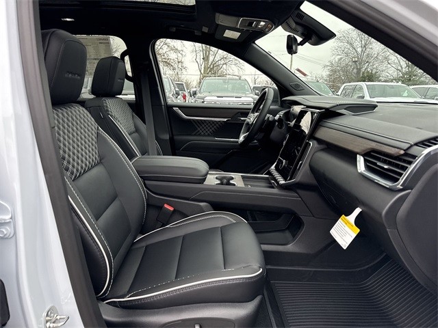 GMC Acadia Vehicle Full-screen Gallery Image 26