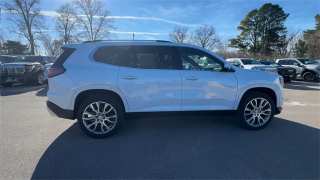 GMC Acadia Vehicle Full-screen Gallery Image 09