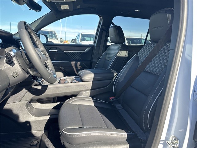 GMC Acadia Vehicle Full-screen Gallery Image 11