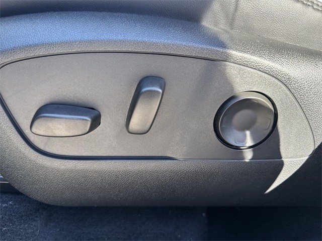 GMC Acadia Vehicle Full-screen Gallery Image 12