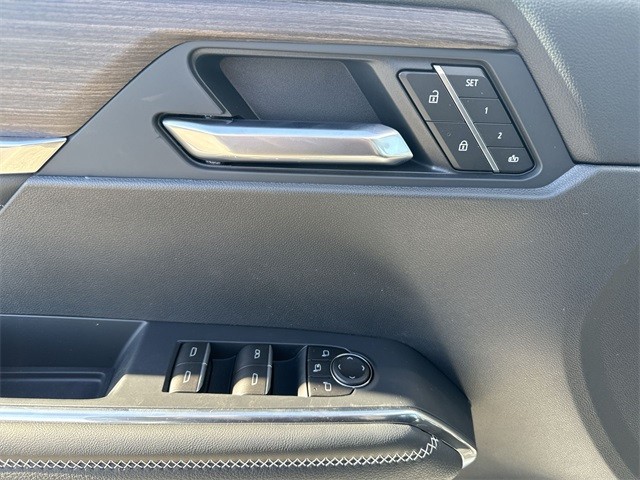 GMC Acadia Vehicle Full-screen Gallery Image 13