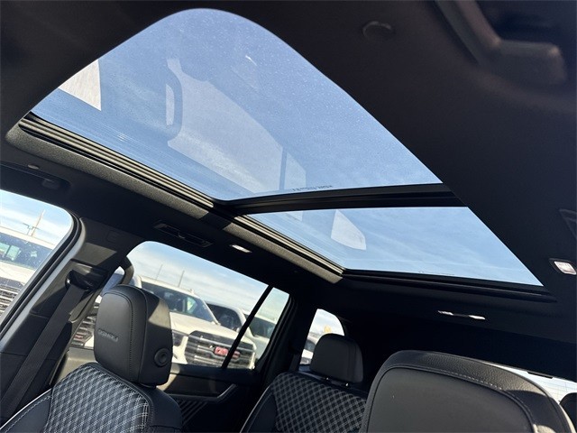 GMC Acadia Vehicle Full-screen Gallery Image 22