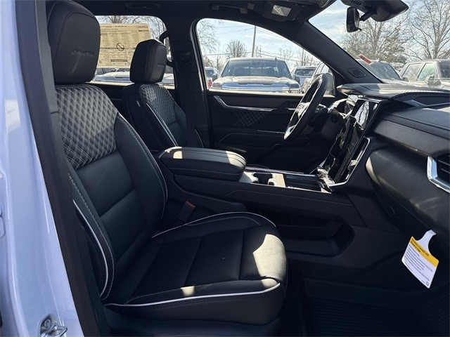 GMC Acadia Vehicle Full-screen Gallery Image 26