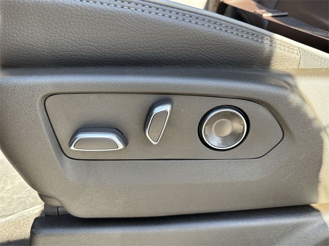 GMC Sierra 1500 Vehicle Full-screen Gallery Image 12