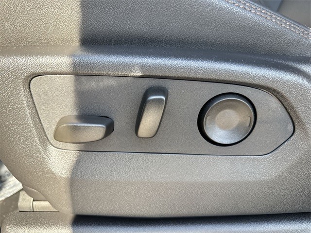 GMC Sierra 1500 Vehicle Full-screen Gallery Image 12