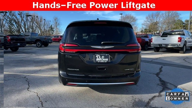 Chrysler Pacifica Vehicle Full-screen Gallery Image 09