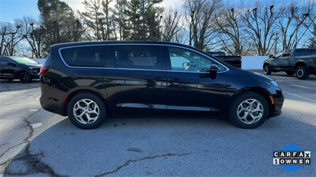 Chrysler Pacifica Vehicle Full-screen Gallery Image 11